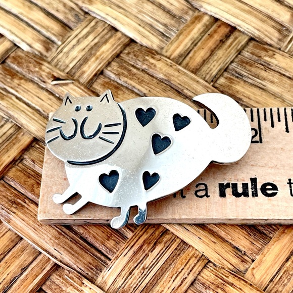 Sterling Fat Cat Brooch with Heart Accents - Picture 5 of 10